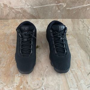 Black Jordan sneakers 5.5  used. Excellent condition